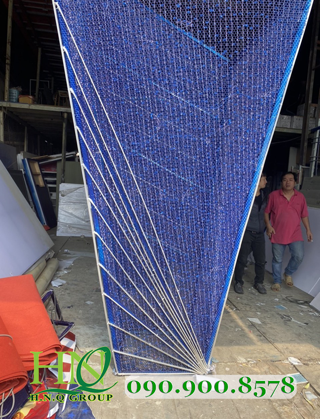 Trang trí đèn led bằng lưới nhựa mắt cáo